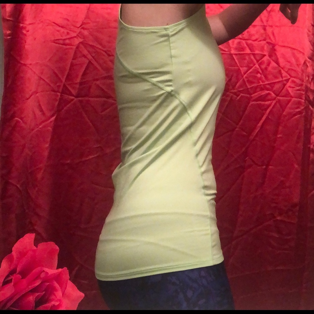 UA Heatgear Workout Top —#079 - Picture 11 of 16